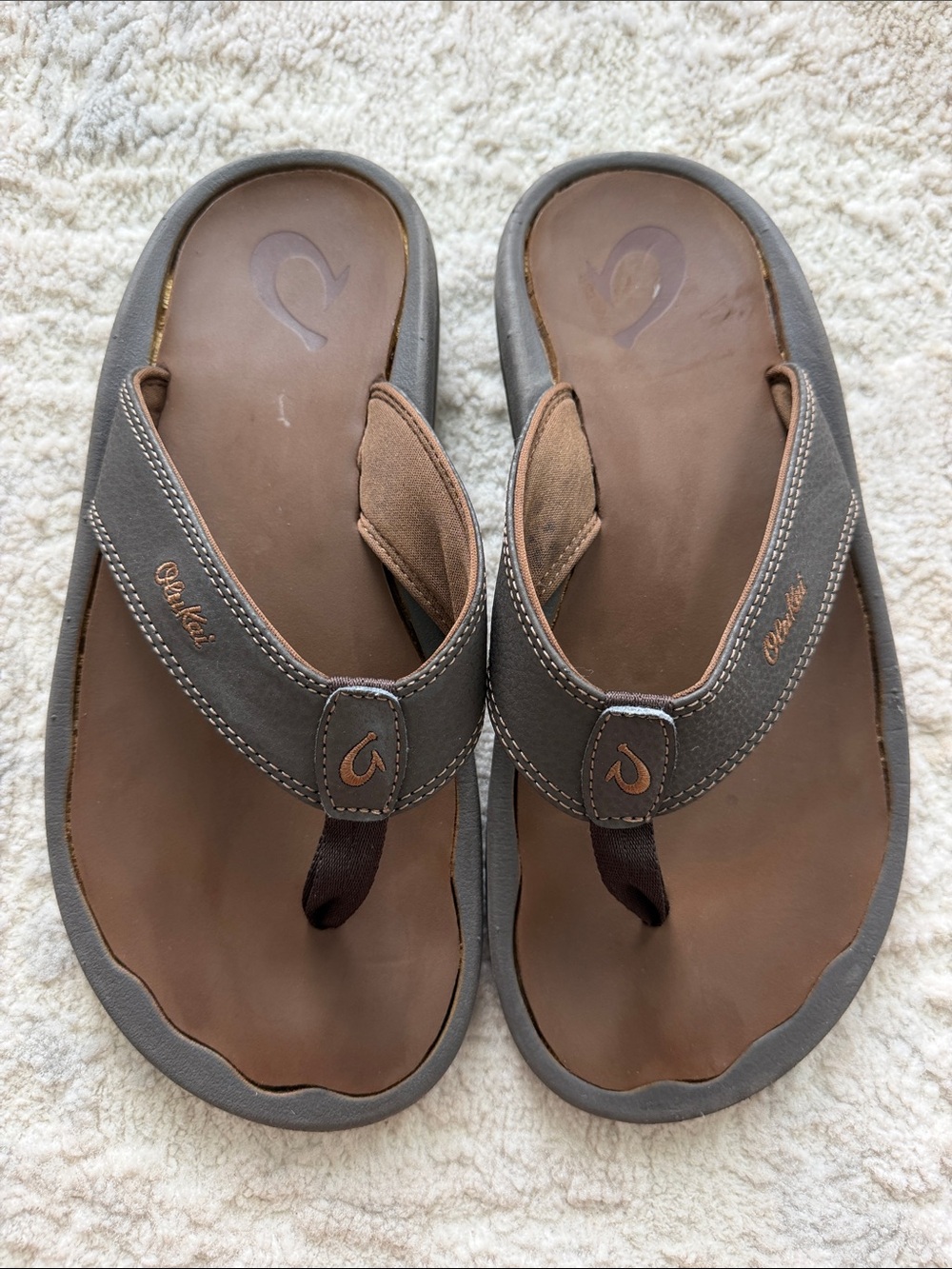 OluKai Men's Brown and Gray Leather Thong Sandals
